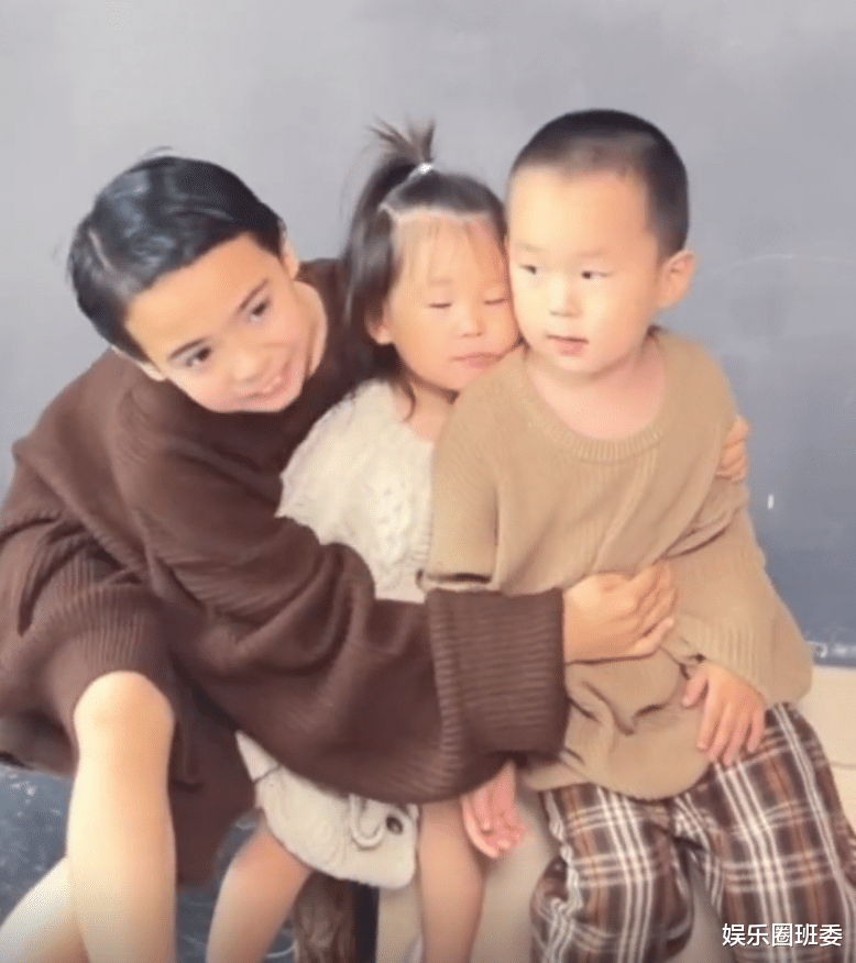 张纪中|71岁张纪中拎“拖把”练字，3岁儿子变墨水娃，大女儿比老婆大5岁