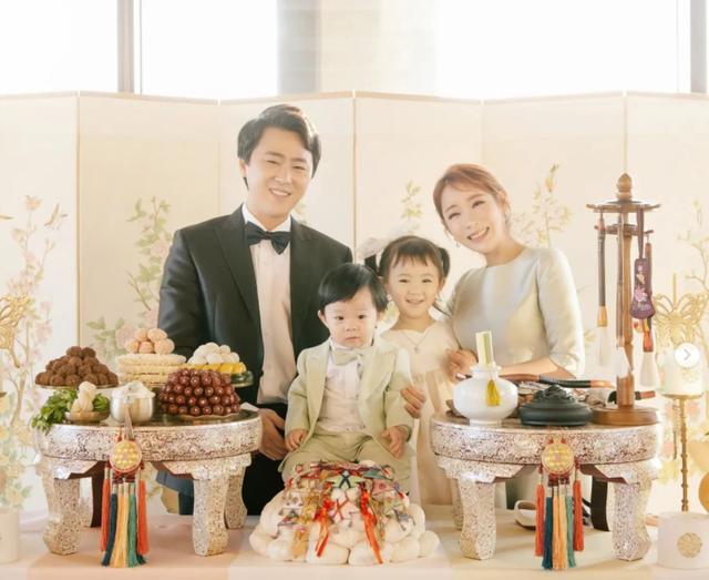 |韩国女星安素美背15个月大女儿上台表演，只因无地方托付！