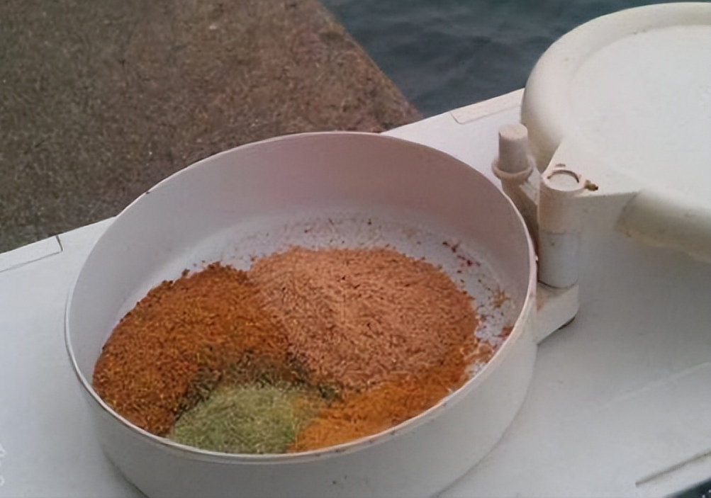 饵料|明明可以单开，为何非要混合搭配，钓鱼开饵真的这么复杂吗？