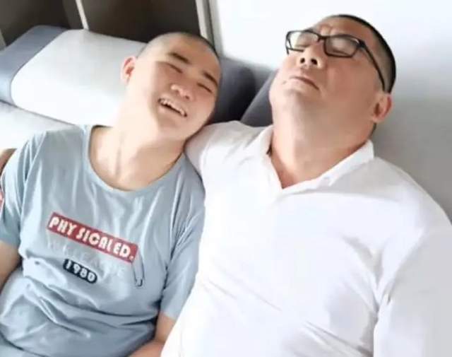 风波后北海舅舅录音曝光,称自己相信法律官宣,与许妈彻底闹掰