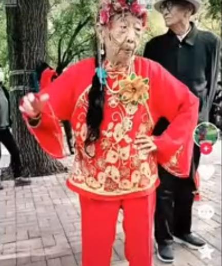 |84岁的马玉琴因为一件衣服又上了热搜榜，比她小32岁的老公太粗心