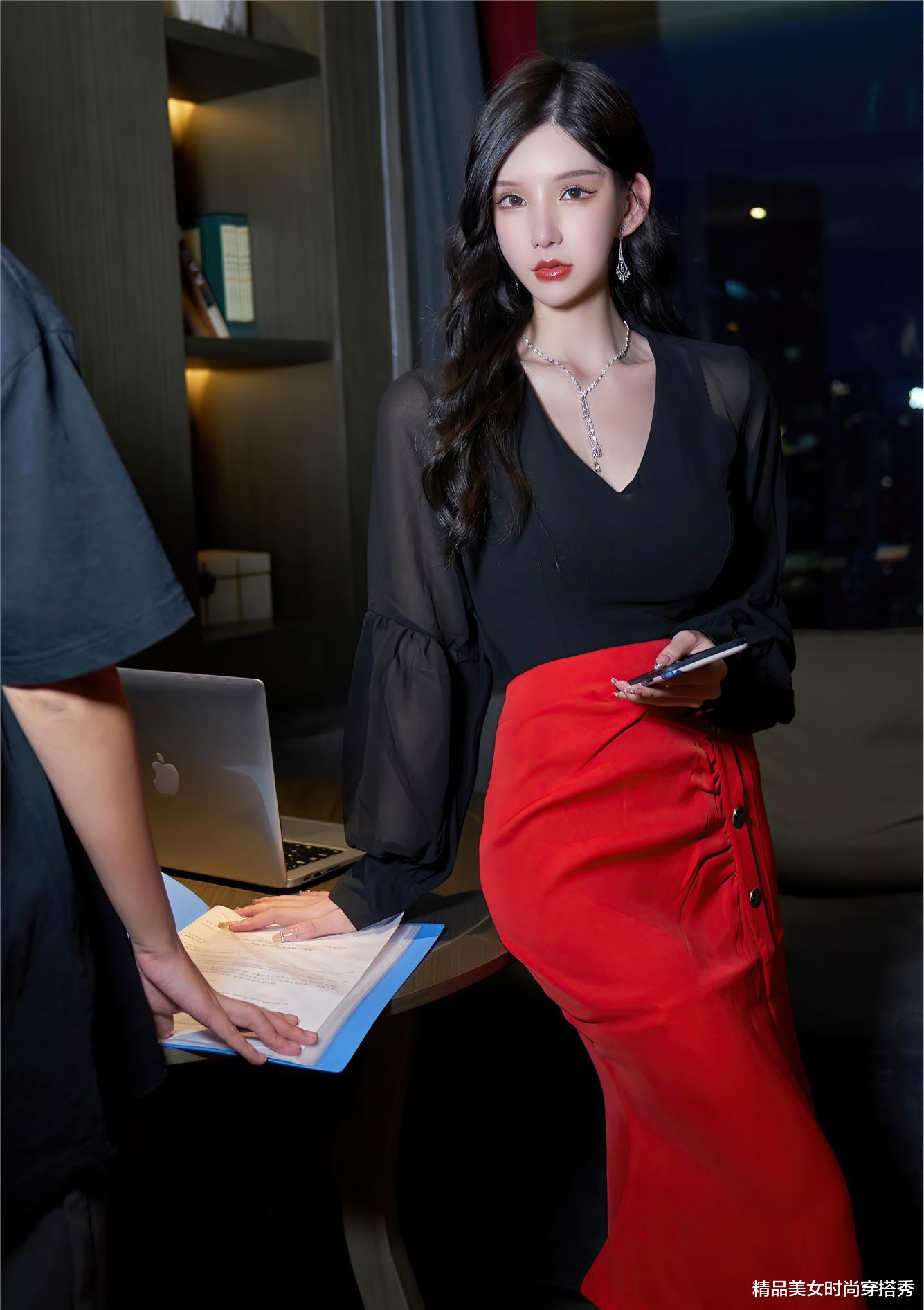 穿衣搭配|黑色的衬衫下搭红色的半身裙，红与黑的搭配浪漫又优雅，性感十足