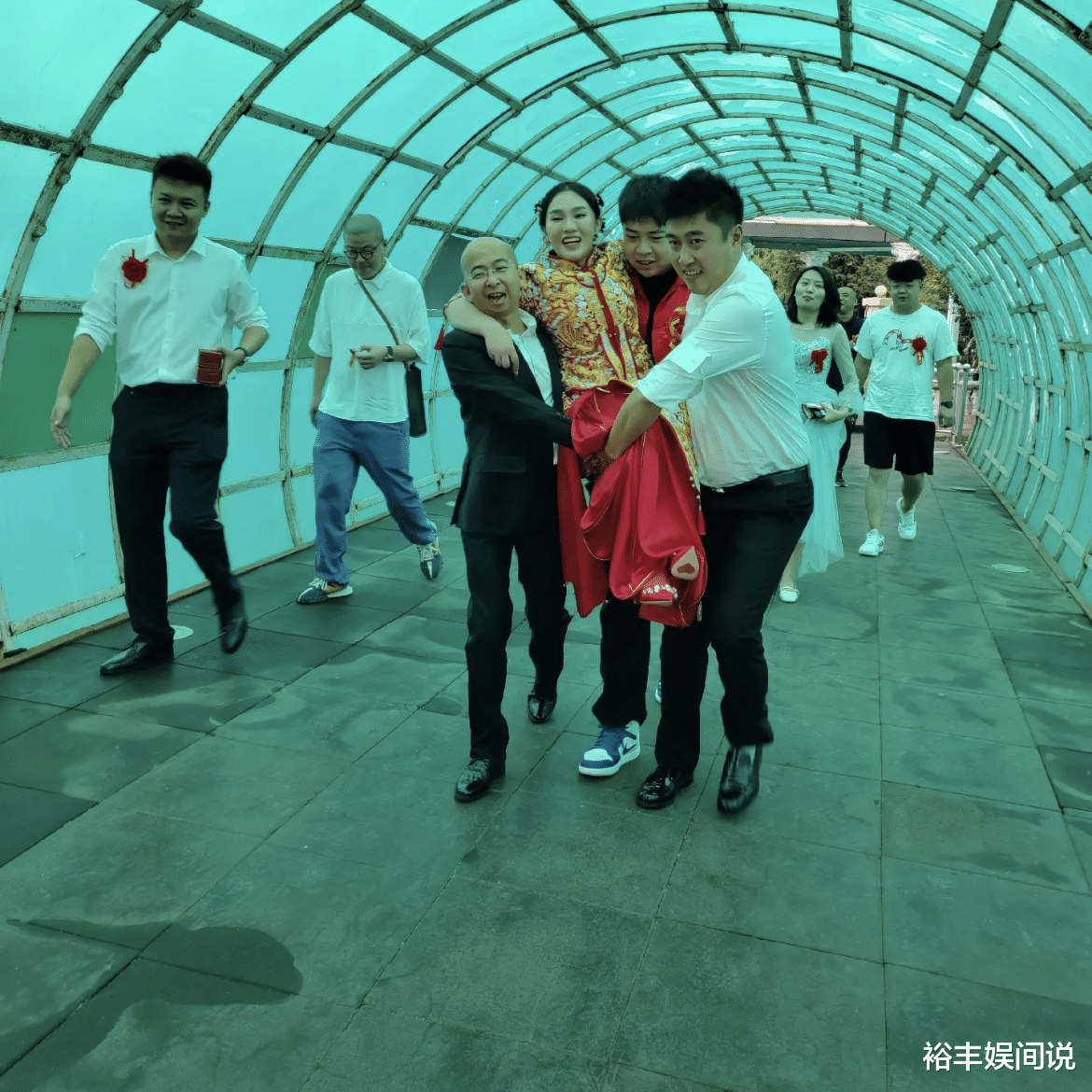 巨兴茂|41岁巨兴茂山西举行婚礼!马路上站满秧歌队,杨志刚现身送祝福