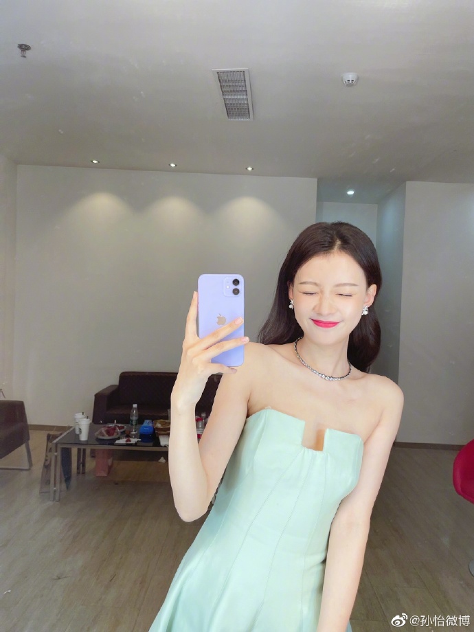 孙怡|女星孙怡秀曼妙身姿！身穿挂脖黑裙眼神勾人 高1米7体重仅90斤