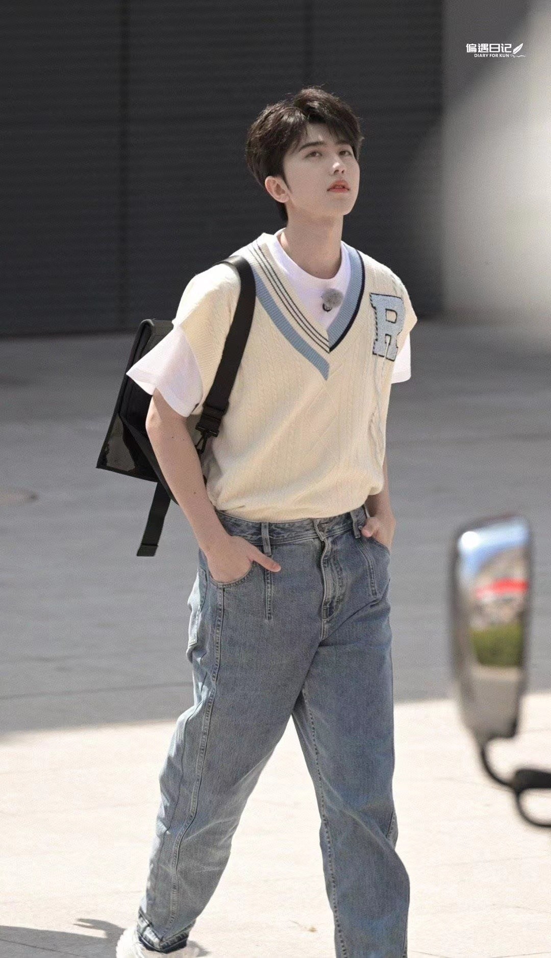 蔡徐坤|蔡徐坤现身《奔跑吧》录制，一袭学院风穿搭洋溢阳光青春气息