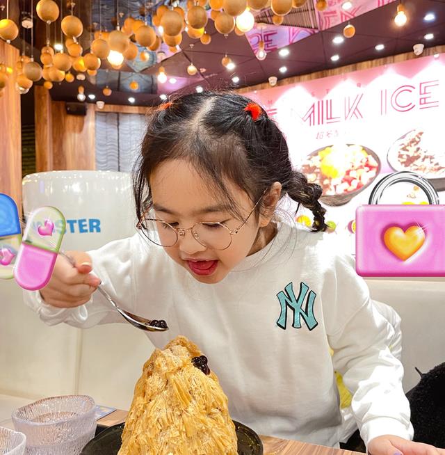 包文婧|女大十八变！包文婧罕见晒女儿饺子吃沙冰的照片，模样乖巧惹人爱