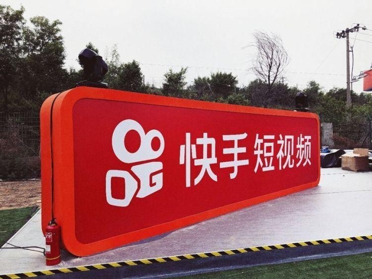 抖音|直播电商冲击传统电商，抖音VS快手，谁能抢夺更多蛋糕？