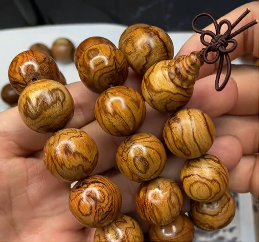 海南黄花梨|你手里的海黄手串,到底值多少钱?