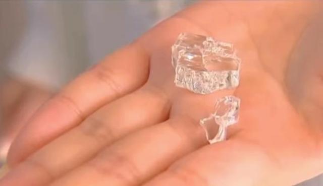 事件回顾:一女子洗澡,浴室的玻璃门突然爆裂,胳膊也被划了口子