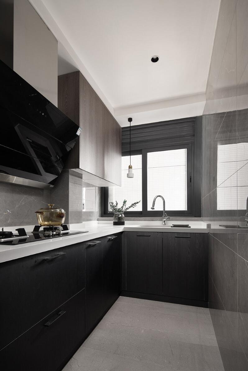 客厅开间小，电视墙不能做柜子？看她77㎡新家，一进门就超酷！