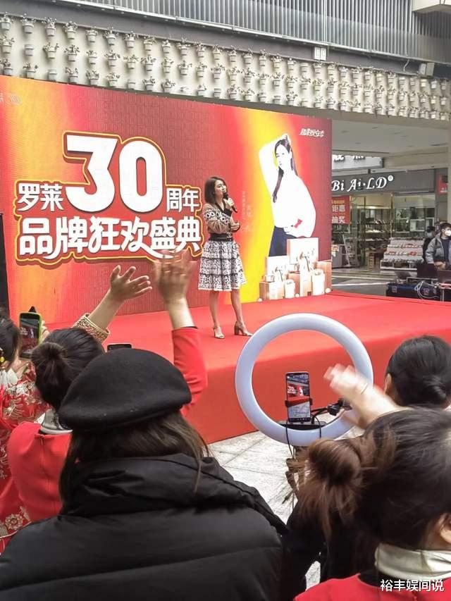 洪欣|洪欣频繁现身商演捞金遭嘲笑！出场费被曝60万，一身名牌十分抢镜