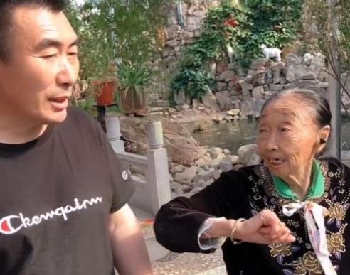 欧阳娜娜|85岁马玉琴被丈夫接回家，承诺晚年让她休息，网友：找好下家了？