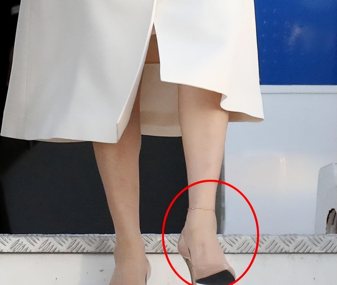 项链 韩国第一夫人素颜太美了！穿白裙秀56厘米蚂蚁腰，戴1亿项链受关注