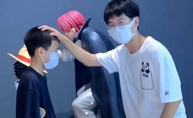 孙悦|孙海洋大女儿孙悦开直播,网友称想让孙卓打招呼,孙悦言行真暖心