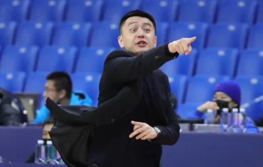 杨鸣|CBA官宣罚单引争议！处理杨鸣，却放过刘维伟，双标对待太不公平