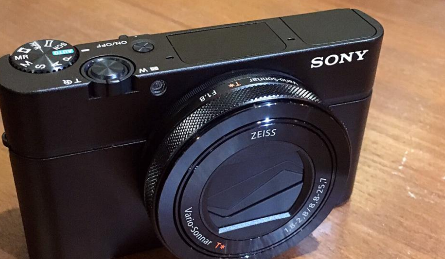 相机|镜头决定的光圈和焦距,相机决定的是iso值和快门,焦段决定远近