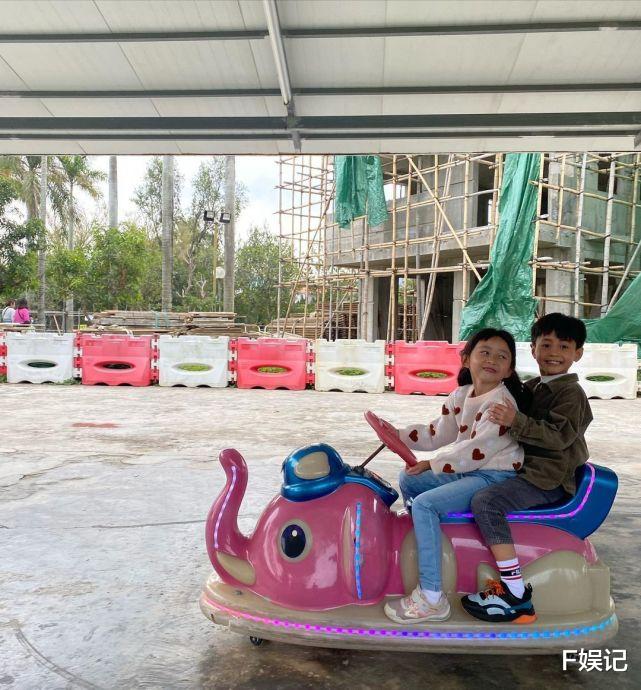 张达伦|张达伦一家人一起吃饭逛街为爸爸庆生 三代同堂其乐融融