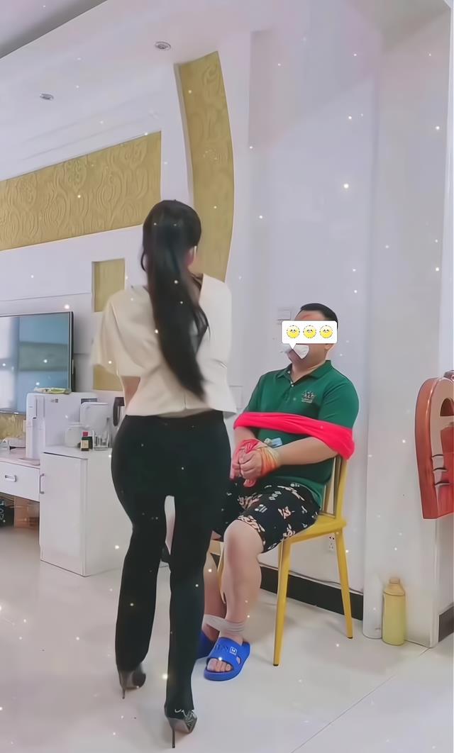 回顾女子将丈夫绑椅子上,一边跳舞一边扇其耳光:这次让你慢慢看