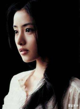 娱乐圈|她凭借清纯出道，后在剧中露尺度走下坡路，如今再次强势复出