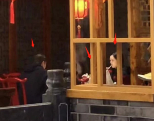 李嫣|李嫣和4个月妹妹首同框！全程与奶奶并肩热聊，海哈金喜小跑跟上