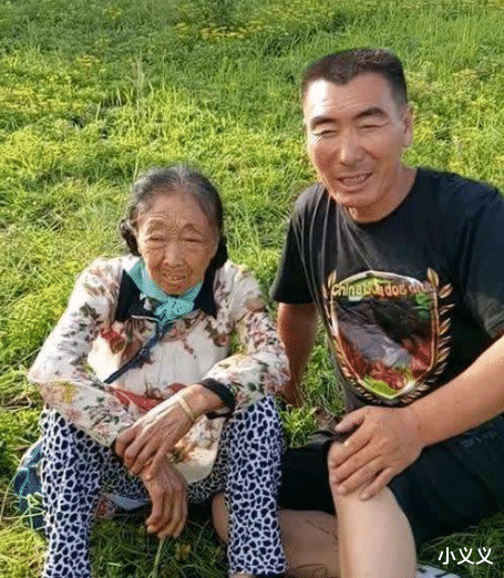 大S|85岁马玉琴公园和老头热舞,李玉成反应惹争议,网友:占有欲真强