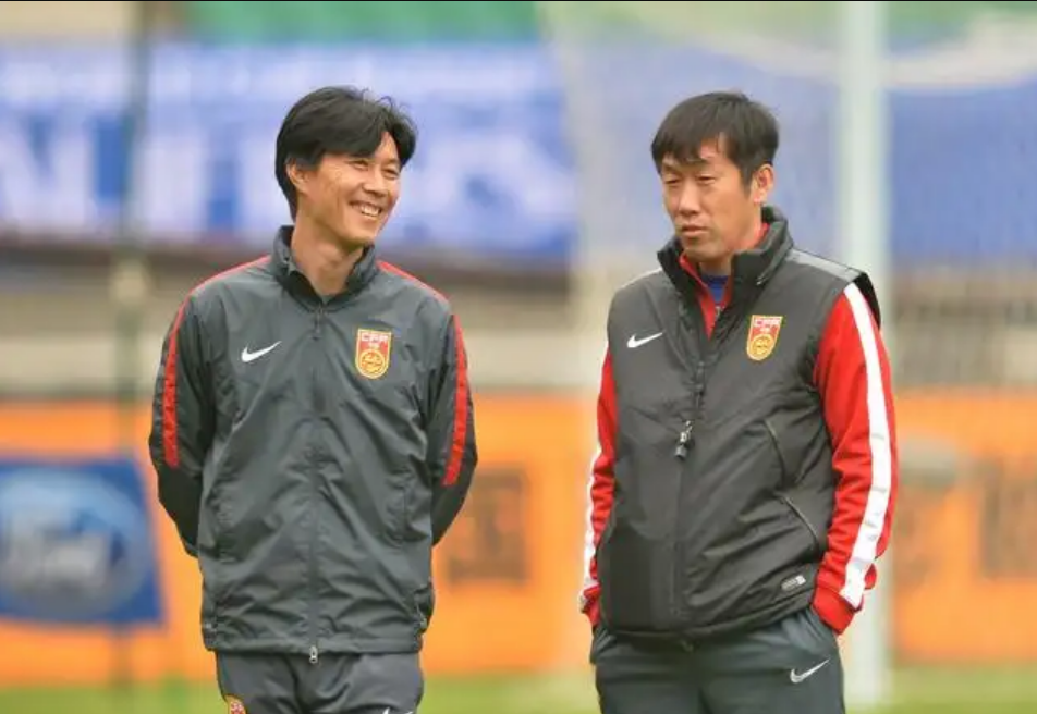 国足|大气！国足守门员教练回应巩汉林！“欧”楚良签名是假，赠送手套