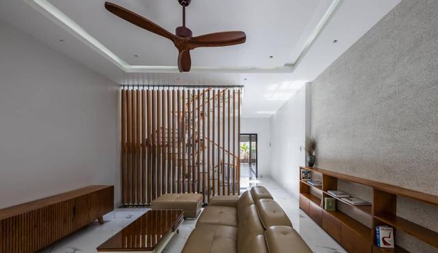 建栋3层小楼,客厅外两侧砌花坛,天井放采光井,怎一个舒服了得