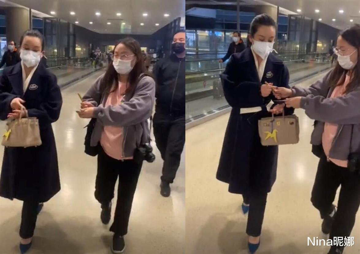 秦海璐|秦海璐罕见走机场，穿大衣拎15万包打扮奢侈，一路拿笔签名没架子