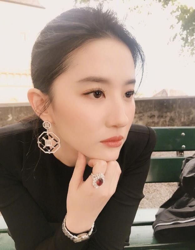 刘亦菲|“星途坎坷”刘亦菲：被黄晓明舍命相救