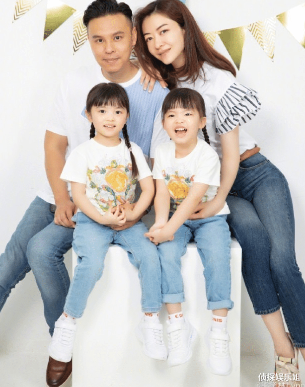 熊黛林|熊黛林晒全家福庆生，双胞胎女儿手写贺卡，夫妻一人抱一娃超幸福