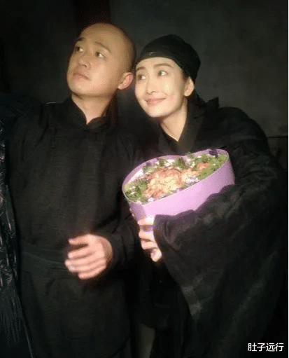 包贝尔|包贝尔老婆探班走后，王鸥一把将包贝尔揽入怀中亲了一下