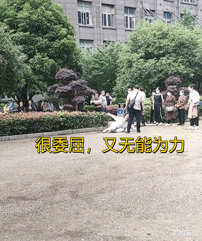 湖南女子穿着病号服,当街冲丈夫怒喊:嫁给你20年没给我买过衣服