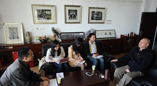 |年轻人在办公室，过着朝九晚六的生活，拿着4000块的工资值得吗？