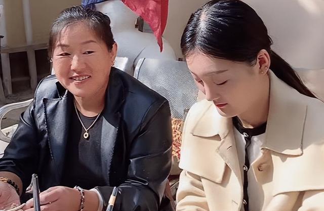 陈萌|陈萌给两个妈买万元金手镯,被嘲花大衣哥的钱,网友:比亚男聪明