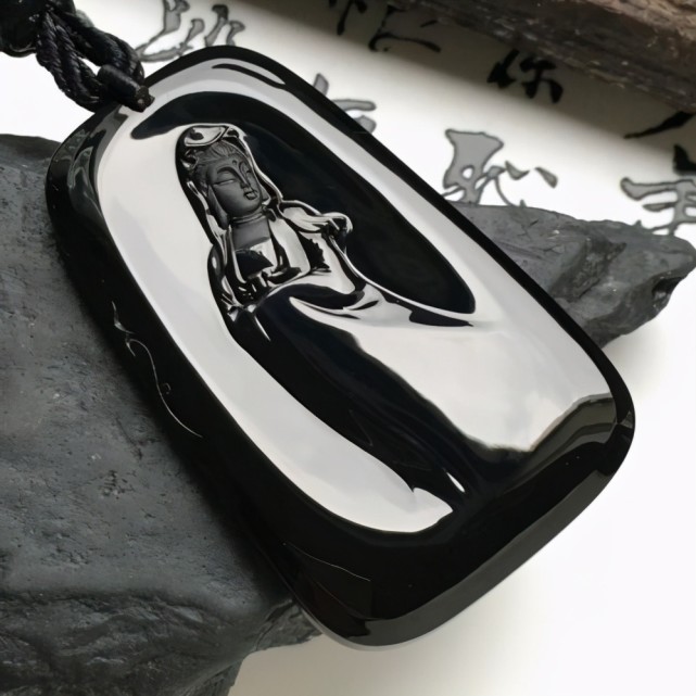 翡翠|男士们也爱的「翡翠」,耀黑的光泽,绅士的品格