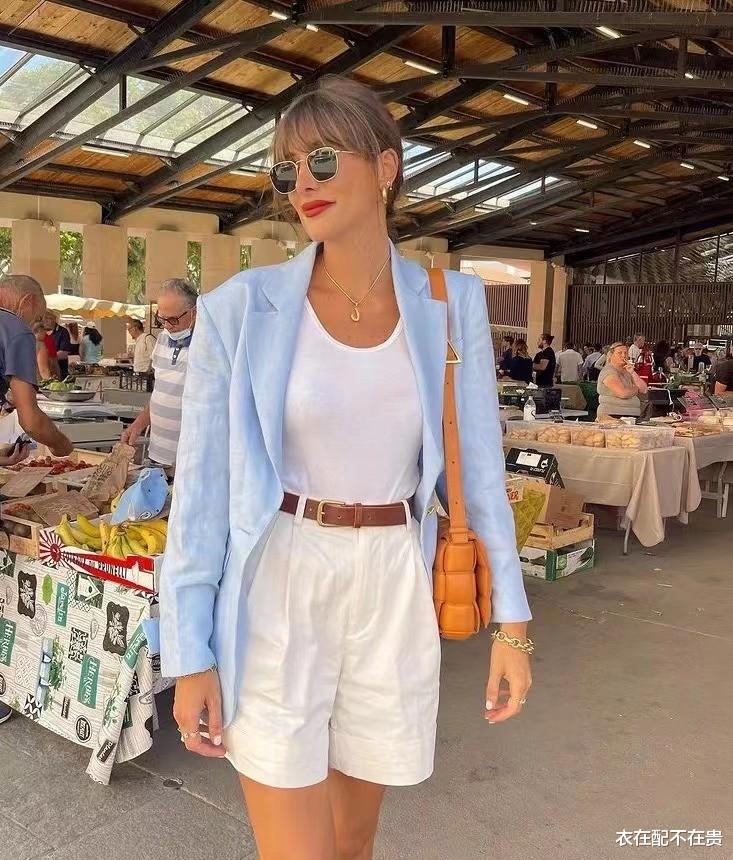 会打扮和不会打扮的女人，差距多半在“配色”上，选对了减龄高级