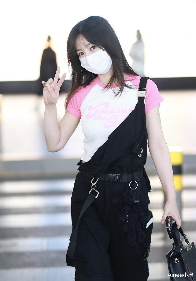 背带裤|柳岩的娇嫩不是装的,粉袖T恤配背带裤,拉下一半挺别致的