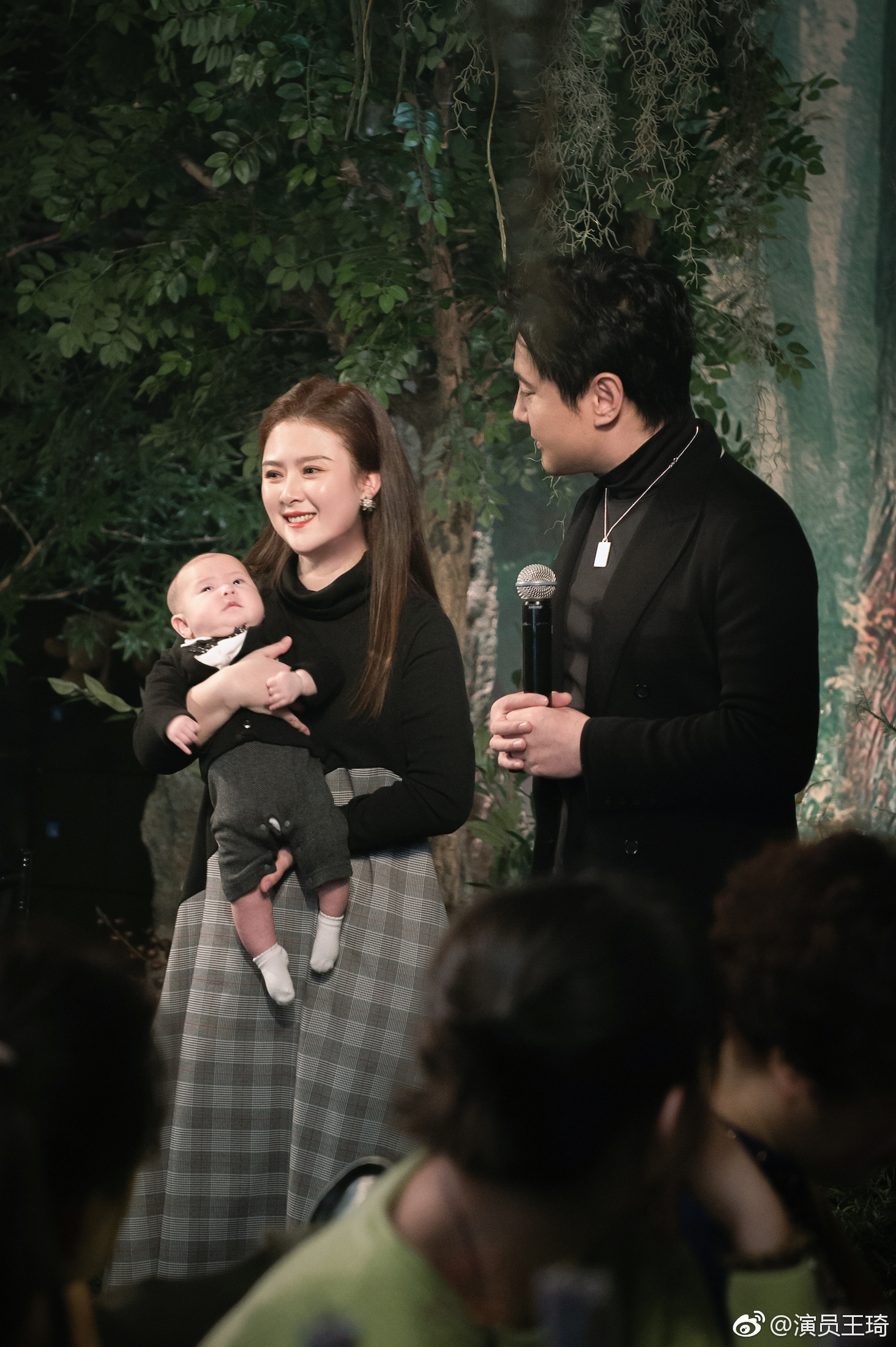 王琦|懒理老公娶小三谣言,王琦抱光头儿子逛商场,肚大如箩似临盆在即