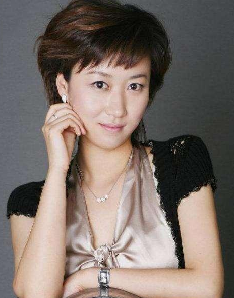 新婚当天大巴发生车祸,主持人魏笑不治身亡丈夫一直未婚