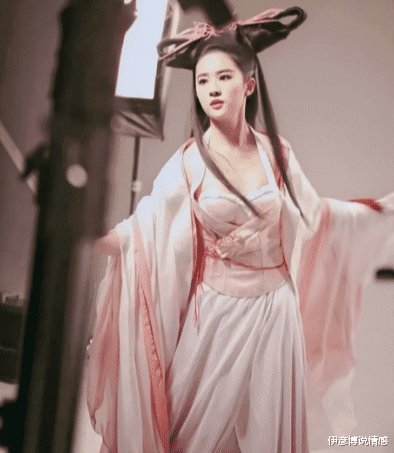 刘亦菲|刘亦菲到底有多美？穿古装裙美若天仙，比现代装还抢眼