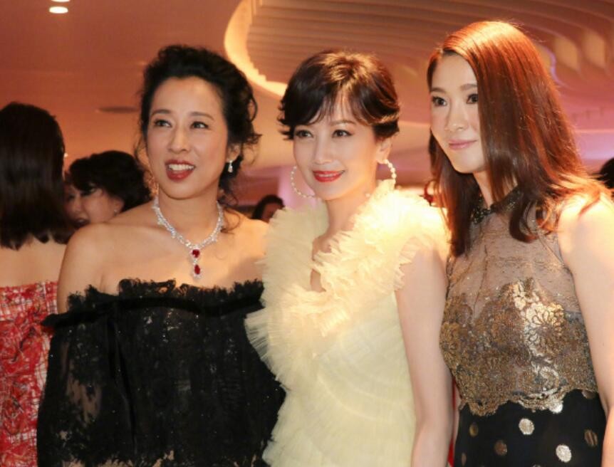 赵雅芝|当看到64岁朱玲玲和68岁赵雅芝同框，网友：我终于不害怕变老了！