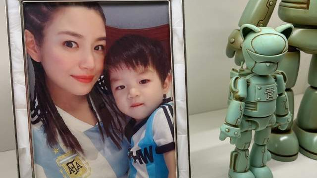 陈妍希|陈妍希晒母子合照为儿子庆生，首度公开星星近照，模样超像爸爸