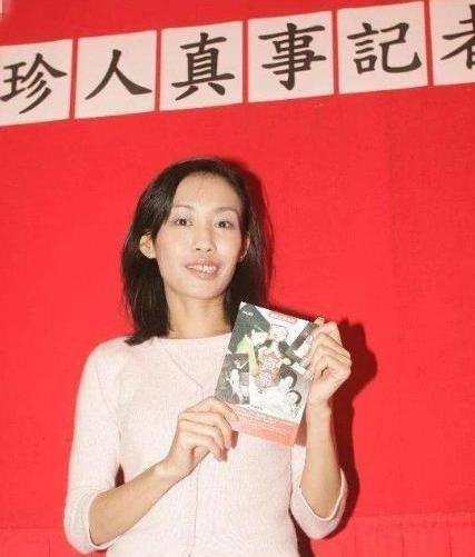 李丽珍|56岁李丽珍罕见露脸，从yan星到影后，事业巅峰期被闺蜜爆出丑闻，前途尽毁