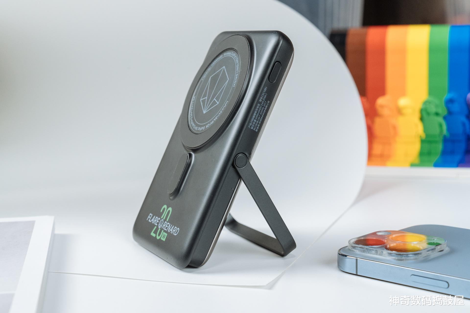 充电宝|MagSafe“咔嗒”充电更简单：闪焰狐 磁吸支架充电宝让充电更立体