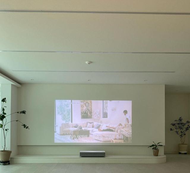 170大平层，放张沙发和茶几就够用了，客厅家具越简单越舒适！