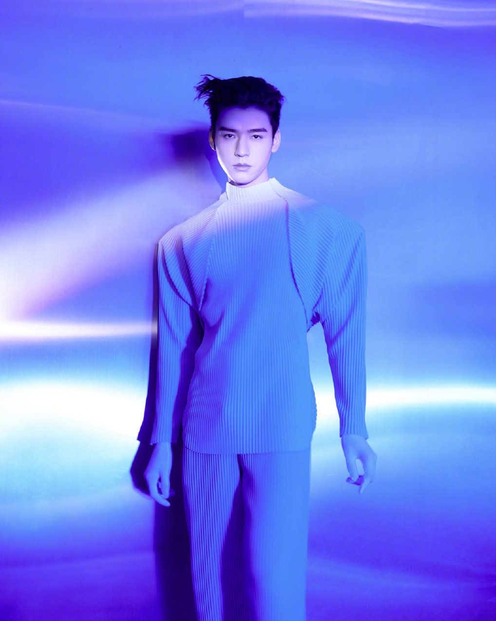 龚俊 龚俊怎么那么帅,梳着猫耳发型拍写真,举手投足之间尽显迷人气质