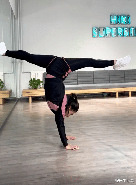 刘璇|体操皇后刘璇怀三胎，自曝是孕妇还倒立一字马，二胎孕照动作重现
