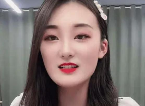 陈亚男|陈亚男改走文艺路线,穿黑色连衣裙坐吊篮摆拍,被指书都拿反了