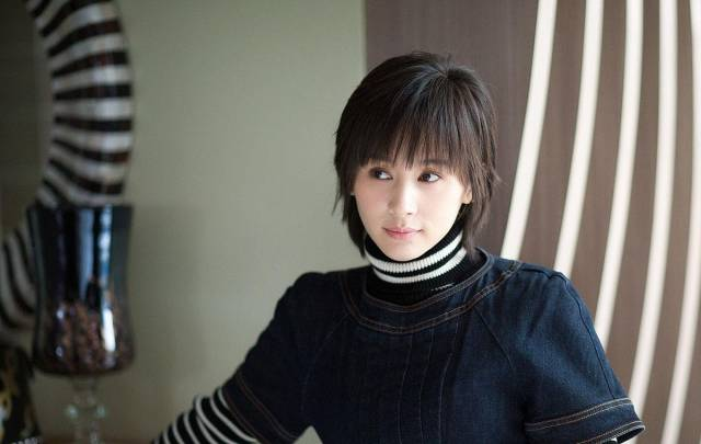 故事:“我买房,你装修”新婚当天看到房产证,新娘领人怒砸婚房走人.