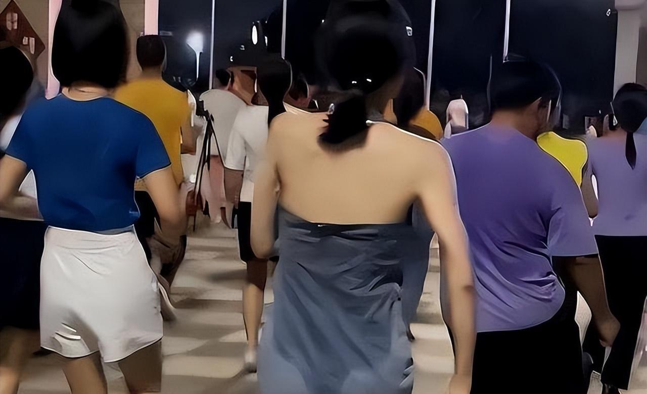 纪实:广东美女穿清凉装跳广场舞,汗水淋湿衣服后,引起网友争议